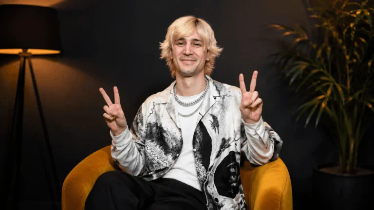 xQc net worth streaming setup at his desk
